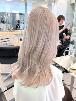 ミディアム ハイトーン💎 ホワイトベージュ坪谷のヘアスタイル