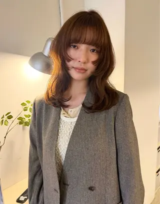 ミディアム カラー MIU/ルーツカラー 顔まわりレイヤーのヘアスタイル