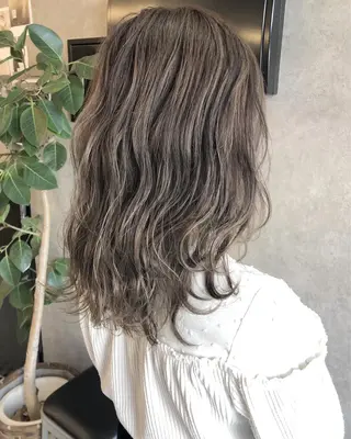 ミディアム カラー 顔周りレイヤーカット ブリーチminamiのヘアスタイル