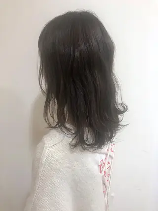 ミディアム カラー MIOベージュカラー 柔らかいカラーのヘアスタイル