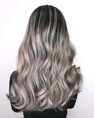 ロング 手島 カミラのヘアスタイル