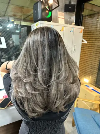 セミロング カラー 難波ブリーチカラー 伊藤洋輝のヘアスタイル