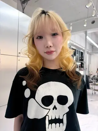 セミロング カラー TATSUハイトーン ミルクティーベージュのヘアスタイル
