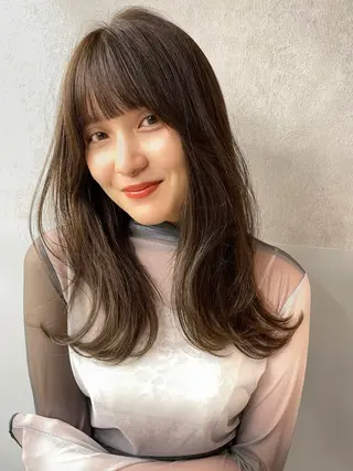 セミロング 透明感オリーブ🫒/ ブリーチなしWカラーのヘアスタイル
