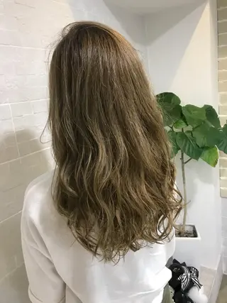 セミロング カラー ブリーチ特化 梅田本多翔のヘアスタイル