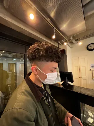 メンズ ハイライト白髪ぼかし メンズパーマ渋谷のヘアスタイル