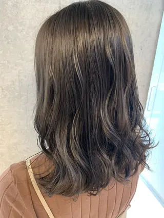 セミロング カラー 梅本 有希のヘアスタイル