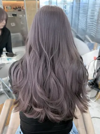 ロング カラー 失敗しないハイトーン ミルクティーベージュのヘアスタイル