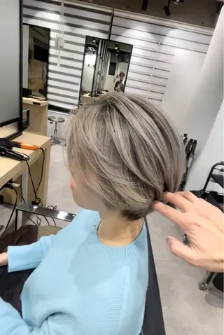 ショート カラー 白髪ぼかしハイライト バレイヤージュヤマトのヘアスタイル
