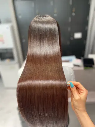 ロング RAF／Lino 美髪矯正／暗髪カラーのヘアスタイル