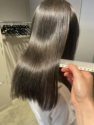 セミロング カラー 抜け感レイヤー︴ ニュアンスカラーのヘアスタイル