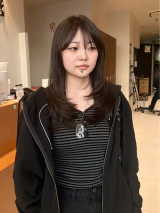 セミロング カラー ルナ|大人レイヤー| 白髪ぼかしハイライトのヘアスタイル