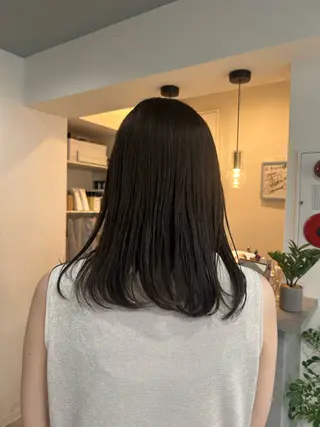 ミディアム カラー 山岡 茉琳のヘアスタイル