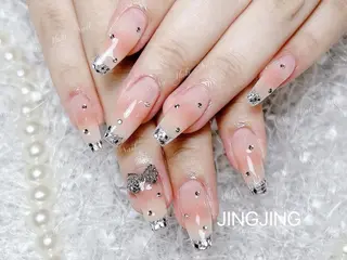 ネイル 🦋 Queenieのネイルデザイン