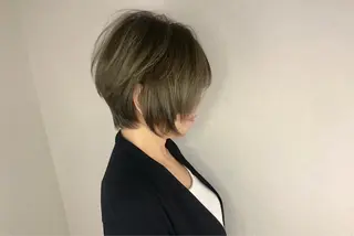 ショート still .のヘアスタイル