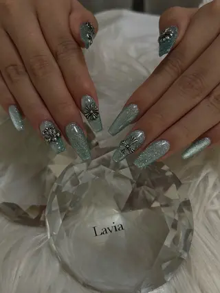 ミディアム Lavia akaneのネイルデザイン