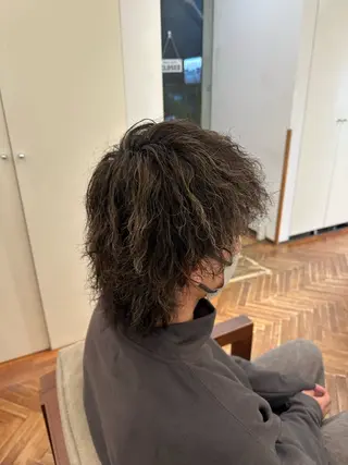 ショート カラー パーマ メンズ 鈴木 優斗のヘアスタイル