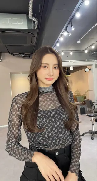 ミディアム カラー レイヤーカット 西村あきやのヘアスタイル