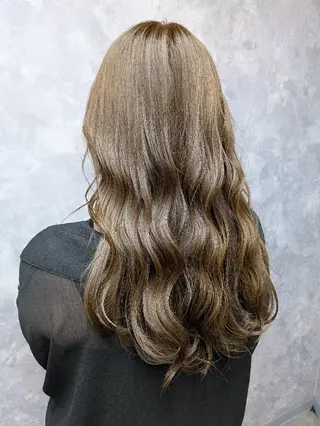 カラー ロング 佐藤 璃咲のヘアスタイル