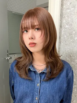 セミロング カラー 失敗しないハイトーン ミルクティーベージュのヘアスタイル