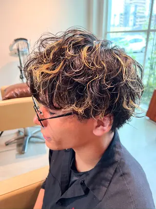 カラー パーマ メンズ 岡崎 巧音のヘアスタイル