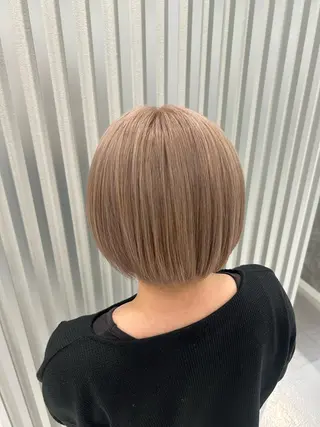 ショート あやめ🪽 オリーブ/ハイトーンのヘアスタイル