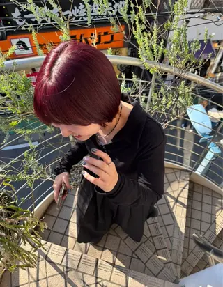 ショート 響　インナーカラー イヤリングカラーのヘアスタイル