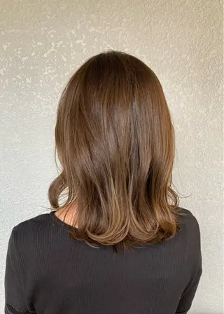 セミロング カラー 透明感カラー レイヤー亀井唯登のヘアスタイル