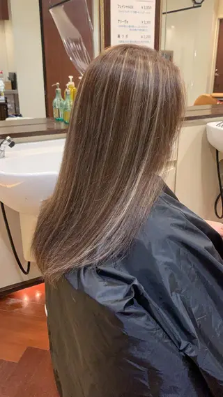セミロング カラー ✨ホワイトカラー✨ ホワイトブリーチ✨のヘアスタイル