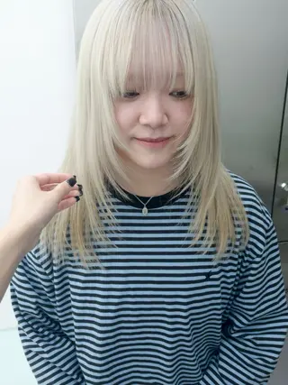 セミロング カラー kosoraレイヤー ハイトーン/デザインのヘアスタイル