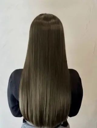 ロング 透明感カラー特化若山 結愛のヘアスタイル