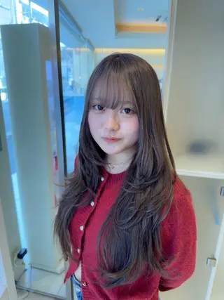 ロング ブリーチ透明カラー/ レイヤーカット海希のヘアスタイル