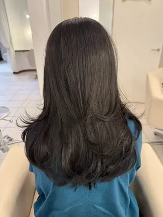 セミロング カラー fiorista岡田 まゆこのヘアスタイル