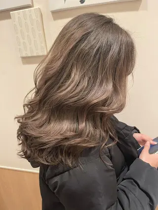 セミロング カラー 韓国レイヤー×艶髪 ハイトーンRyukiのヘアスタイル