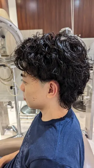 ミディアム パーマ メンズ 田中 佑磨のヘアスタイル
