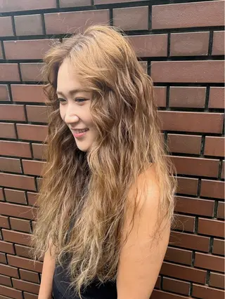 ロング カラー パーマ ashuley YUKIのヘアスタイル