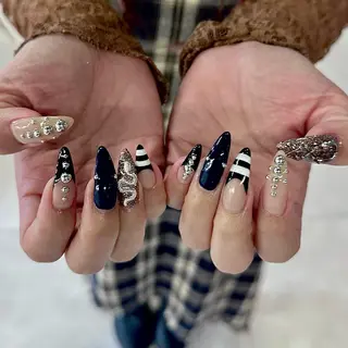 ネイル AIKO🐈⬛⭐︎ 大阪/y2k/個性派のネイルデザイン