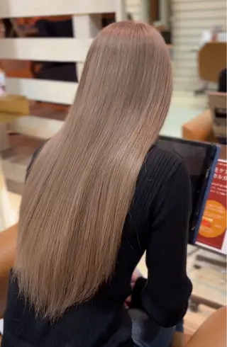 カラー 入田 萌香のヘアスタイル