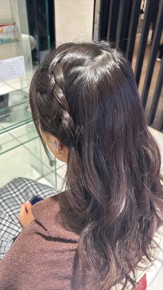 セミロング ヘアアレンジ 新開 羽音のヘアスタイル