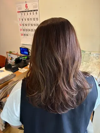 ミディアム ヘアーロウル ニコラのヘアスタイル