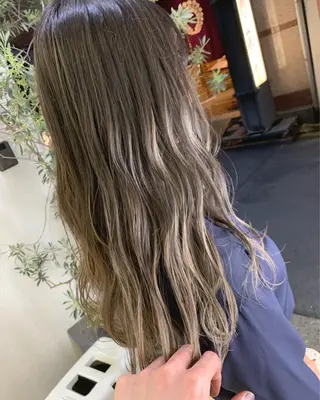 セミロング カラー レイヤーカット 西村あきやのヘアスタイル