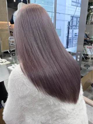 ロング カラー 失敗しないハイトーン ミルクティーベージュのヘアスタイル
