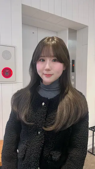 ロング フカミ マナカのヘアスタイル