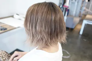 ショート カラー ハイトーン/レイヤー /ケアブリーチ石川治のヘアスタイル