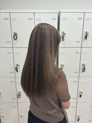 セミロング カラー 抜け感レイヤー︴ ニュアンスカラーのヘアスタイル