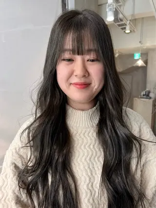 セミロング マツイ モモノのヘアスタイル