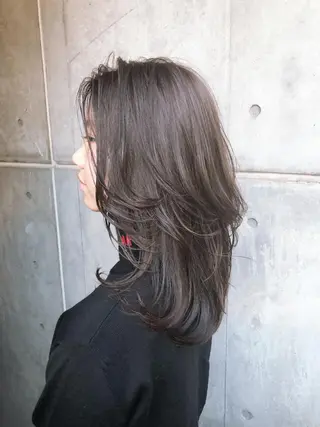 セミロング レイヤーカット 小山 悠のヘアスタイル