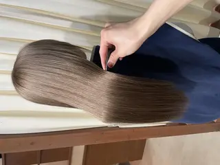 ロング カラー ルミエール ブリーチ/ハイトーンのヘアスタイル