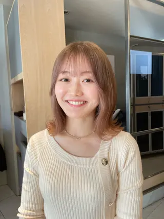 ミディアム カラー 荒木 依莉亜のヘアスタイル