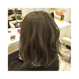 ミディアム カラー 荒山 栞奈のヘアスタイル